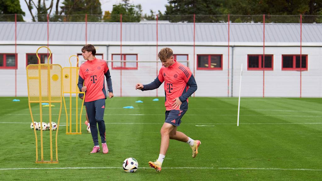 Anton Heinz im Training der FC Bayern Amateure mit dem Ball am Fuß.