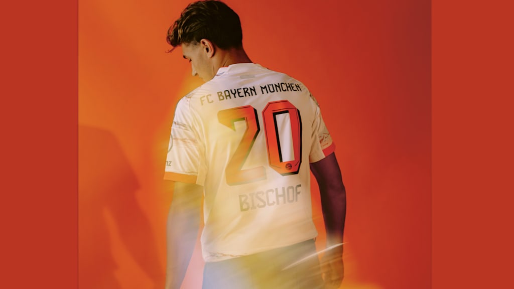 Tom Bischof in the white away shirt of FC Bayern with the number 20 on his back