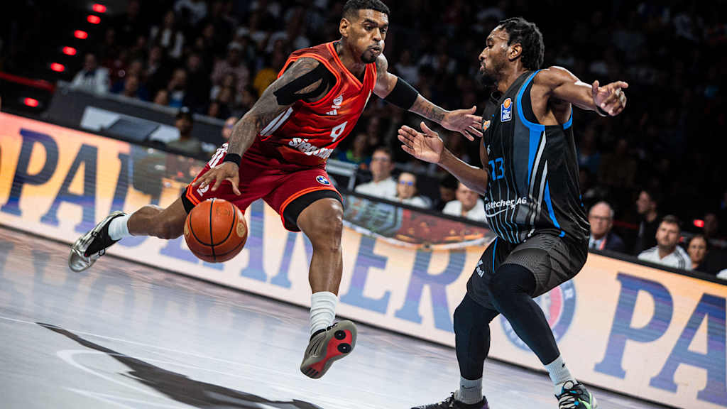 Xavier Rathan-Mayes und die Bayern starten mit einem Sieg in die BBL-Saison