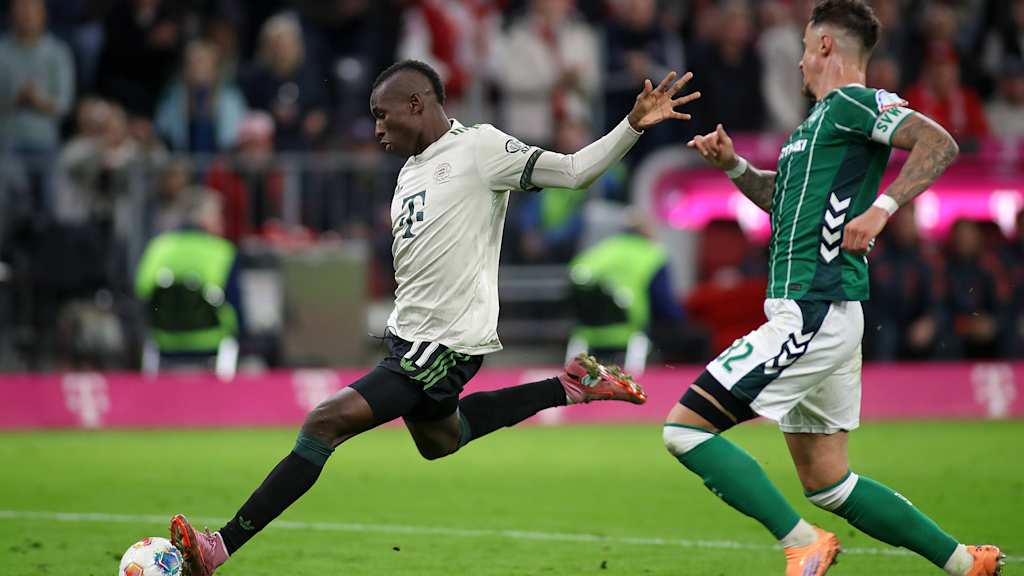 Nicolas Jackson kommt zum Abschluss im Bundesliga-Heimspiel des FC Bayern gegen den SV Werder Bremen.