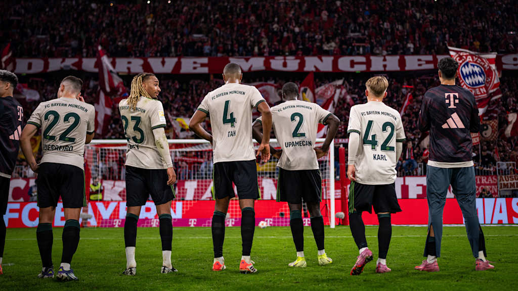 Die Bayernspieler stehen vor der Südkurve und bedanken sich für die Unterstützung der Fans