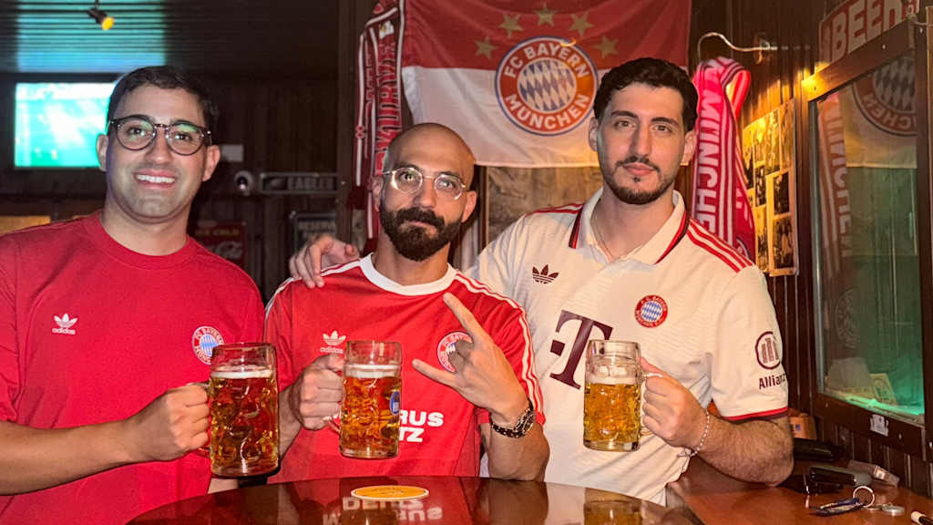 Die drei Bayernfans in Zypern in Trikots und mit Bierkrügen