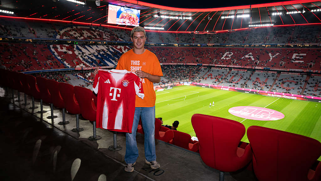 Christian Saathoff hält ein FC Bayern-Trikot in die Kamera.