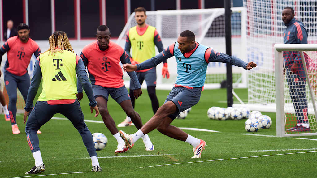 Jonathan Tah spielt einen Pass im Training des FC Bayern an der Säbener Straße.