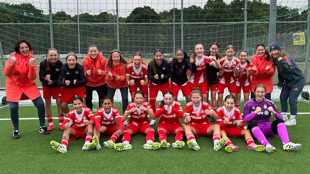 Gruppenfoto der jubelnden U15 zum zweiten Saisonsieg