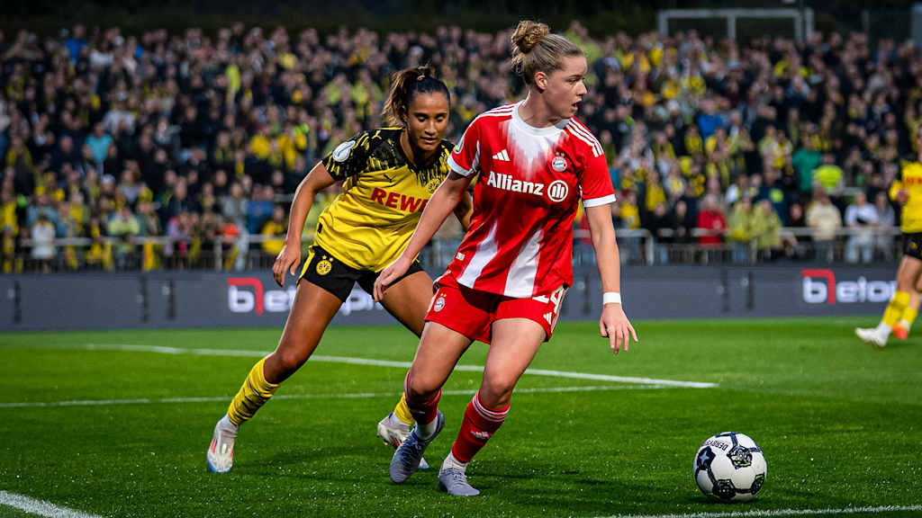 Alara Şehitler mit Ball am Fuß während des Spiels der FC Bayern Frauen in der ersten Runde des DFB-Pokals der Frauen bei Borussia Dortmund