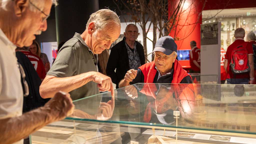 Ein Mann im FC Bayern Museum