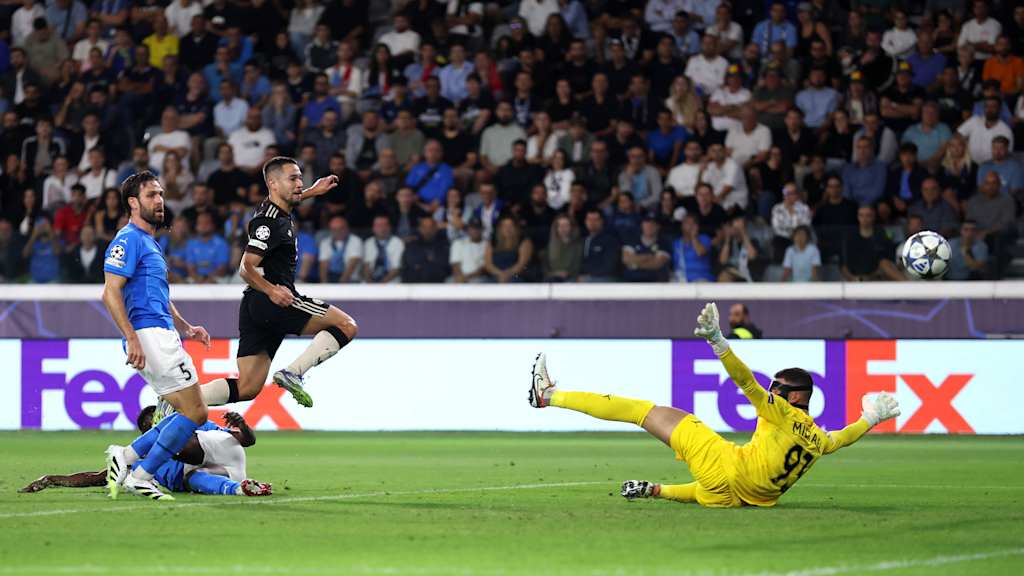 Raphael Guerreiro trifft zum 2:0 im Spiel gegen Paphos FC