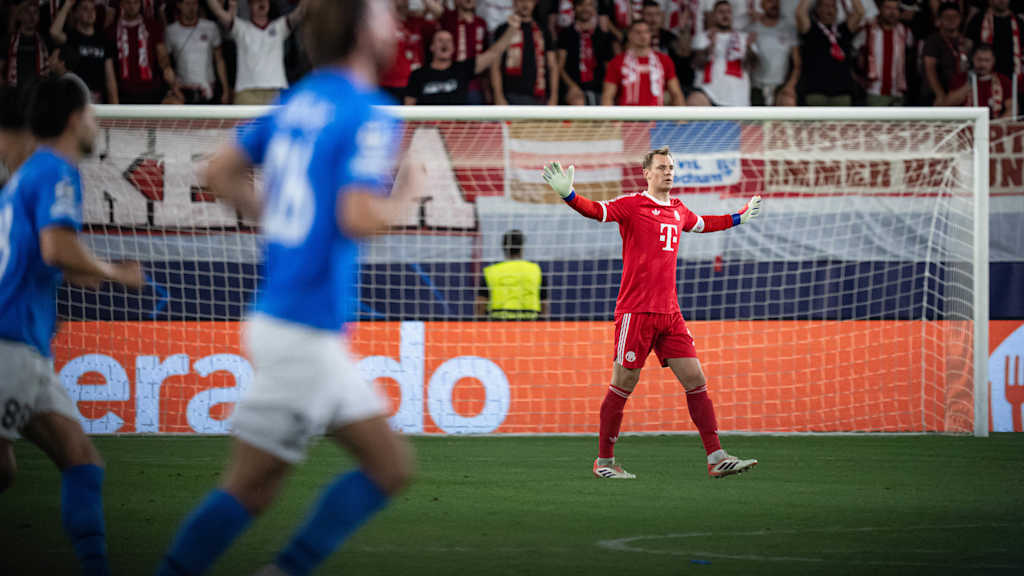 Der FC Bayern in den schwarzen Trikots gegen den FC Paphos in Blau.