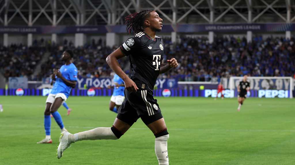 Der FC Bayern in den schwarzen Trikots gegen den FC Paphos in Blau.