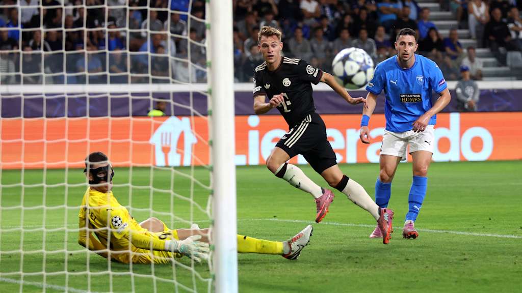 Der FC Bayern in den schwarzen Trikots gegen den FC Paphos in Blau.
