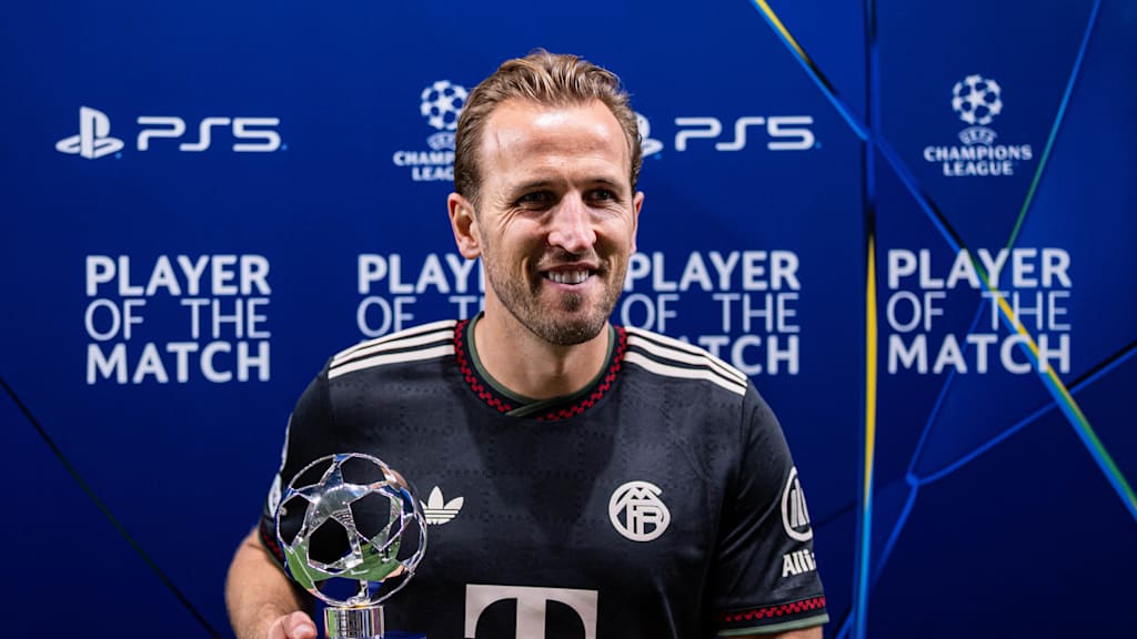 Harry Kane mit der Man of the Match Trophäe nach dem Spiel bei Paphos