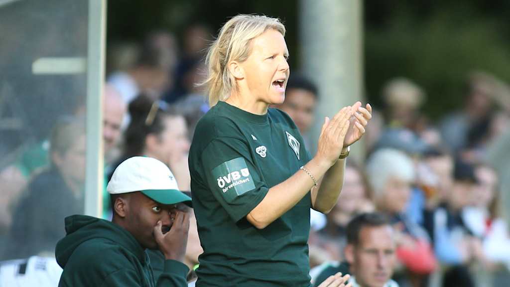 Werder Bremens Trainerin Friederike Kromp applaudiert ihrer Mannschaft an der Seitenlinie.