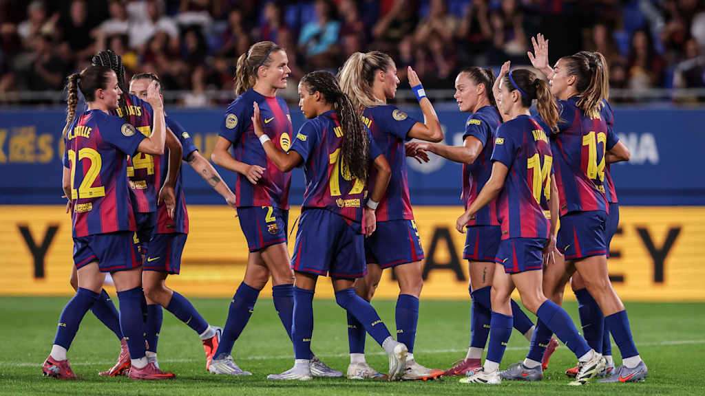 Nach einem Tor jubeln die Spielerinnen des FC Barcelona und schlagen in die Hände