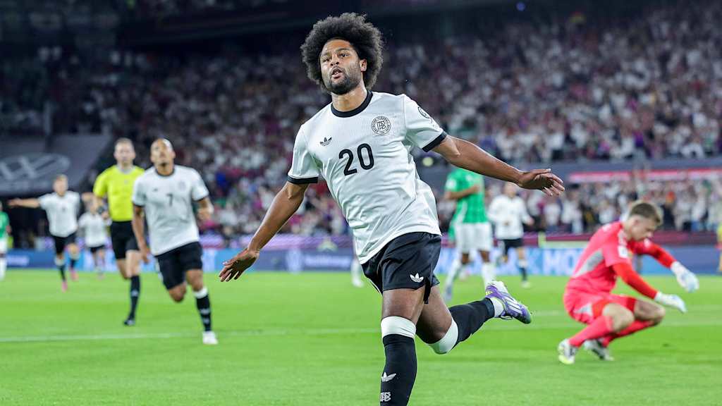 Serge Gnabry jubelt mit ausgestreckten Armen nach dem 1:0 gegen Nordirland für die deutsche Nationalmannschaft.