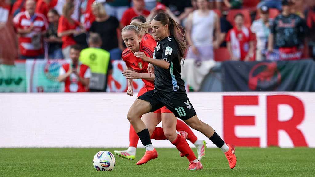 Bremens Tuana Mahmoud im Zweikampf mit Lea Schüller im Pokalfinale.