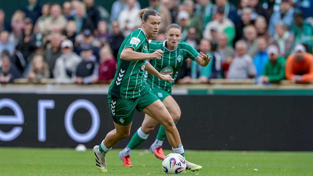 Bremens Larissa Mühlhaus im Dribbling mit dem Ball.
