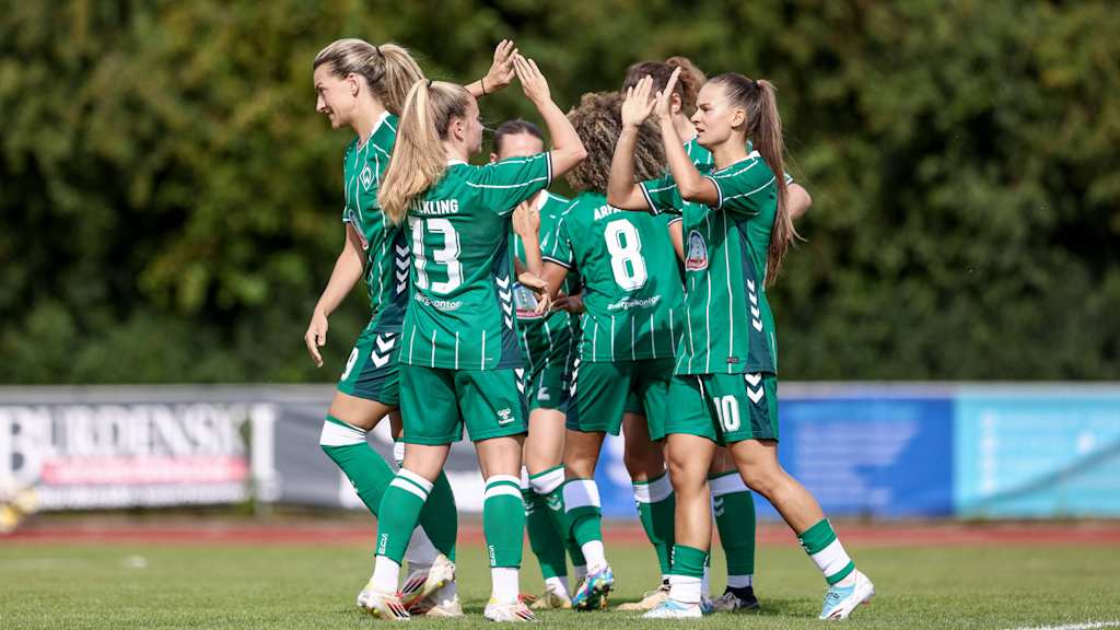 Die Spielerinnen von Werder Bremen klatschen sich nach einem Treffer ab.