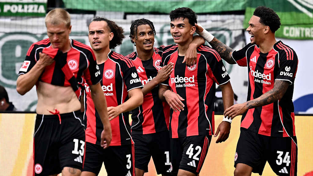 Eintracht Frankfurt players celebrate a goal.
