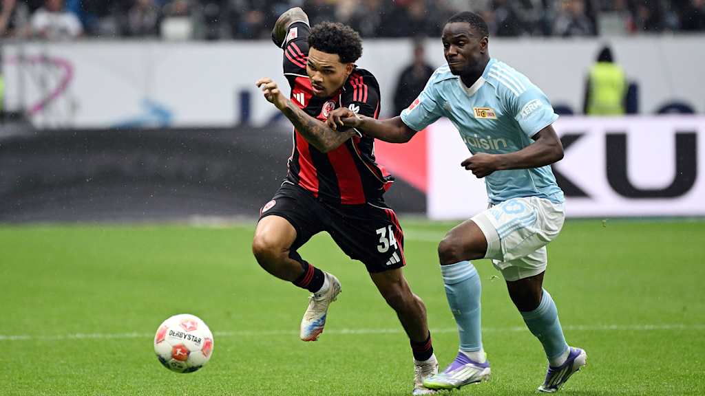 Nnamdi Collins dribbelt mit dem Ball im Spiel zwischen Eintracht Frankfurt und Union Berlin.