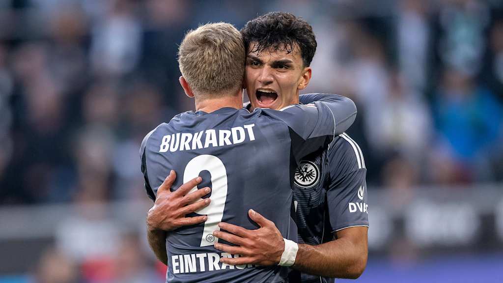 Can Uzun bejubelt ein Tor mit Jonathan Burkardt in einem Spiel von Eintracht Frankfurt.