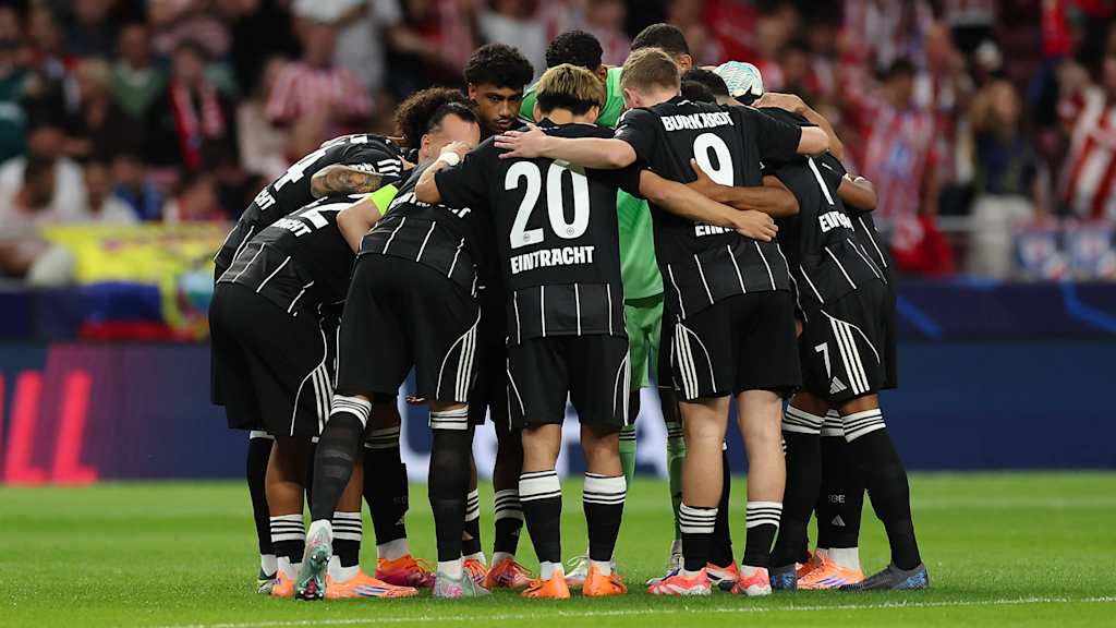 Spieler von Eintracht Frankfurt bilden vor der Partie bei Atletico Madrid einen Kreis.