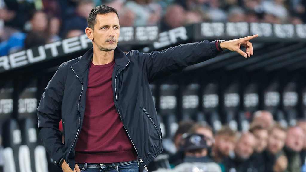 Eintracht-Trainer Dino Toppmöller zeigt mit dem Finger auf das Spielfeld