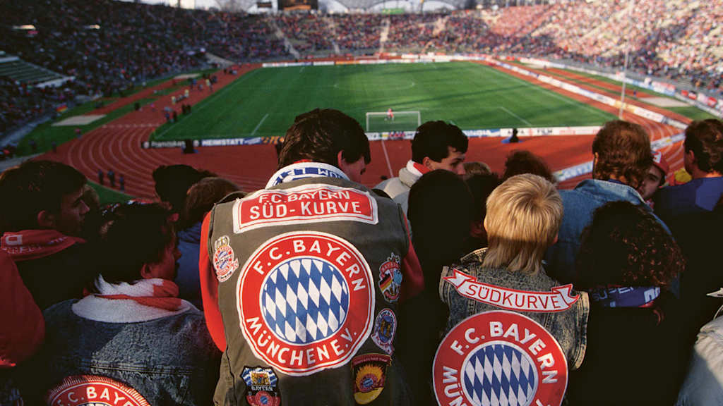 Aficionados del FC Bayern sentados en el Olympiastadion