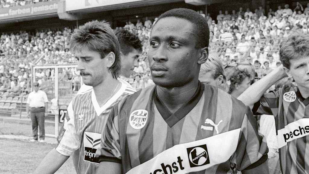 Tony Yeboah beim Einlauf zu einem Spiel