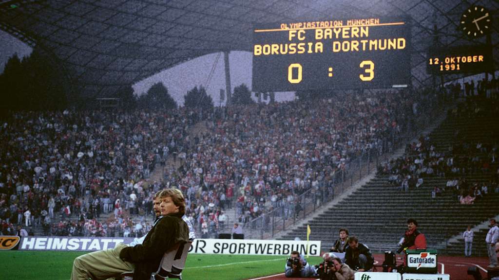 Auf der Anzeigetafel im Olympiastadion steht FC Bayern vs. Borussia Dortmund 0:3