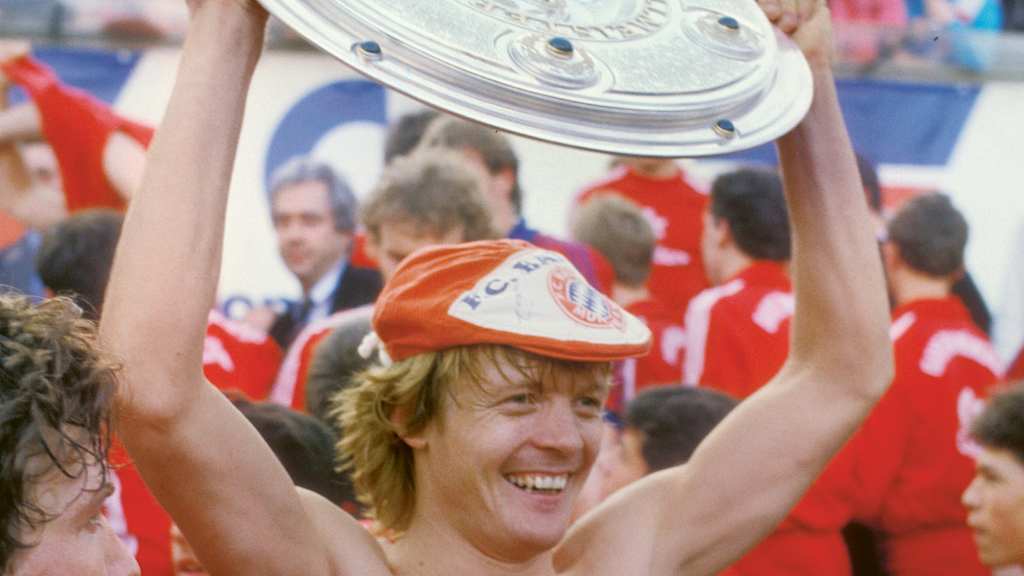 Sören Lerby jubelt mit der Meisterschale