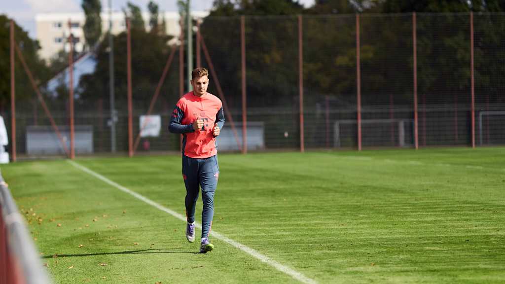 Josip Stanišić dreht Runde um den Trainingsplatz des FC Bayern