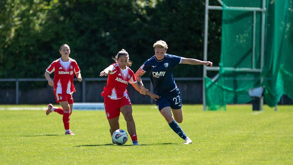 Paula Rintzner führt den ball und wird dabei von Bochums Nummer 27 am Arm gegriffen.