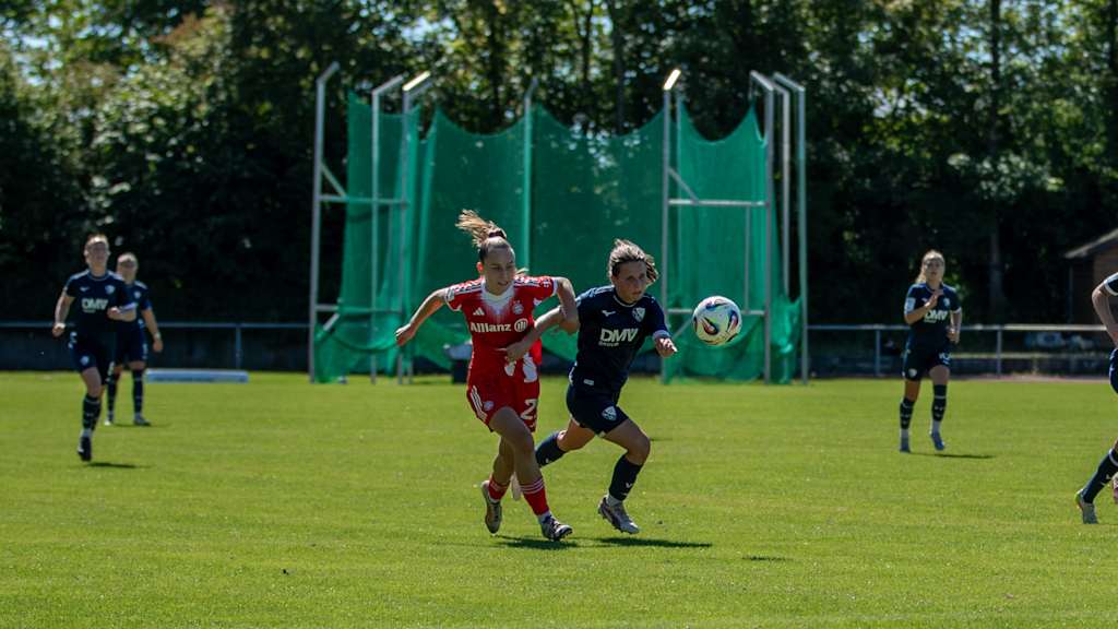 Melina Hoffmann im Zweikampf mit einer Bochumerin, die dem Ball hinterherrennen.