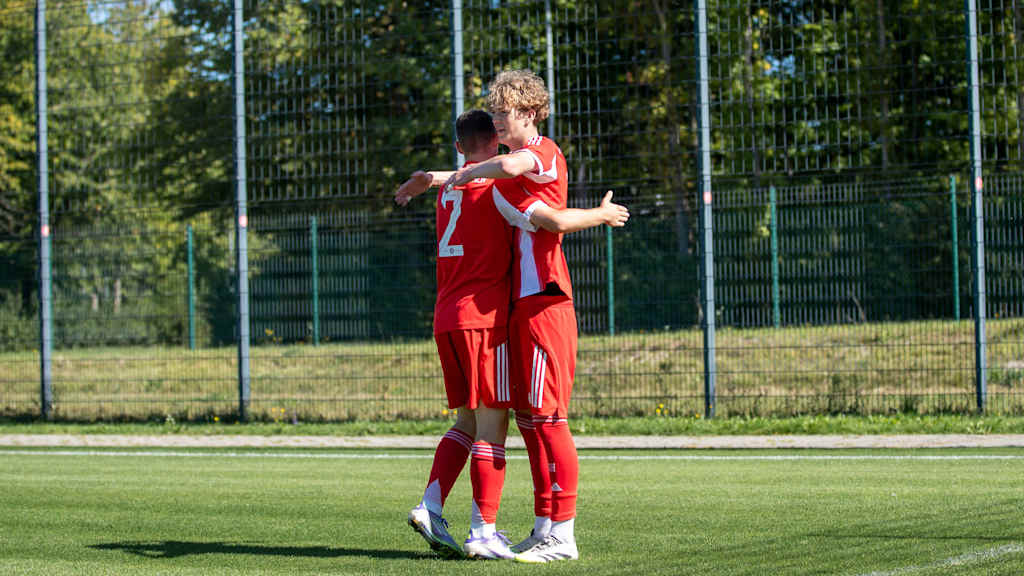 Philipp von Taube bejubelt einen Treffer mit Kuba Horosczcak.