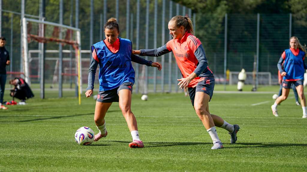 Arianna Caruso und Magdalena Eriksson im Zweikampf um den Ball auf dem Trainingsplatz.