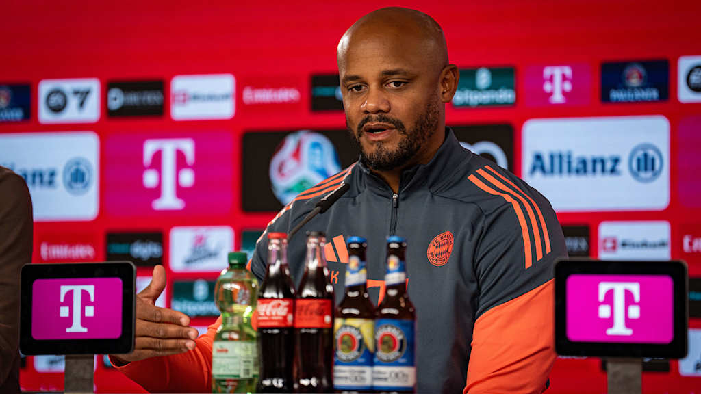 incent Kompany spricht im Pressetalk des FC Bayern vor dem Spiel in Frankfurt