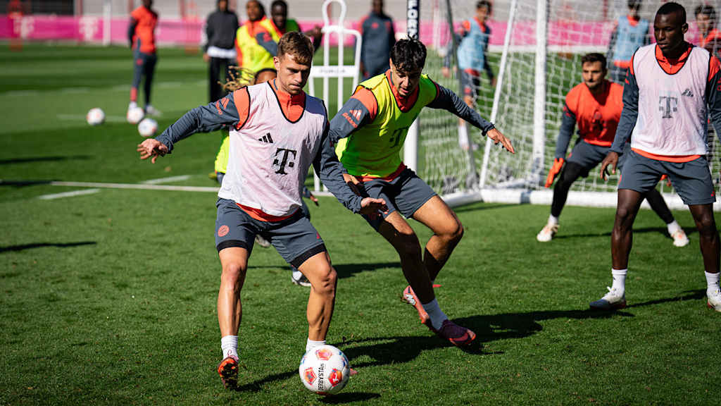 Joshua Kimmich und Aleksander Pavlovic im Zweikampf im Abschlusstraining des FC Bayern vor dem Spiel bei Eintracht Frankfurt.