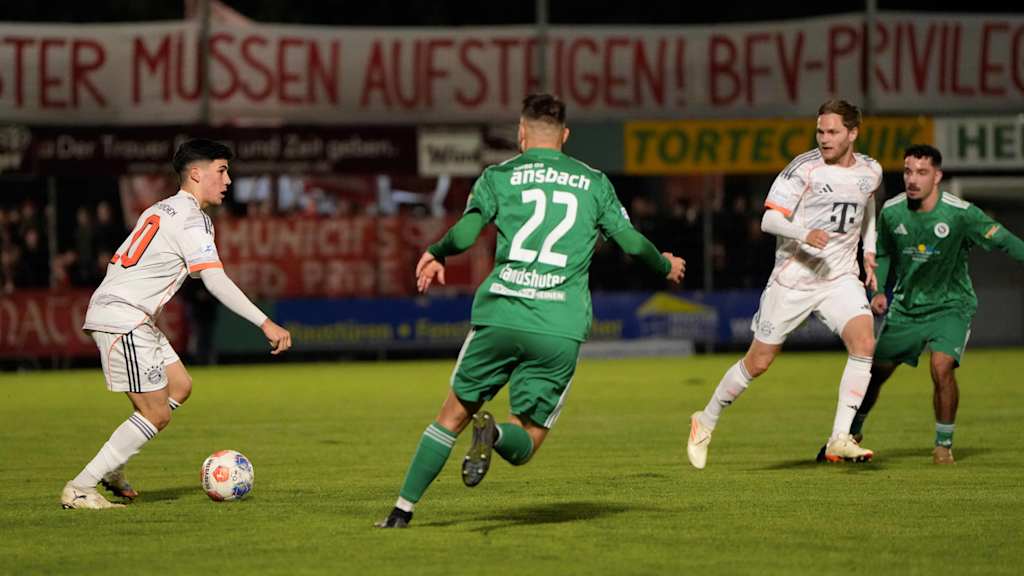 Felipe Chávez führt den Ball am Fuß.