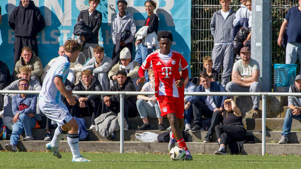 Frank Egwuatu führt den Ball am Fuß.