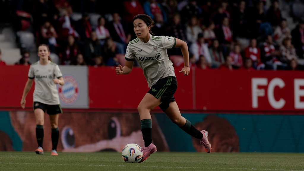 Momoko Tanikawa rennt im Wiesn-Trikot mit dem Ball in Richtung des Bremer Tors.