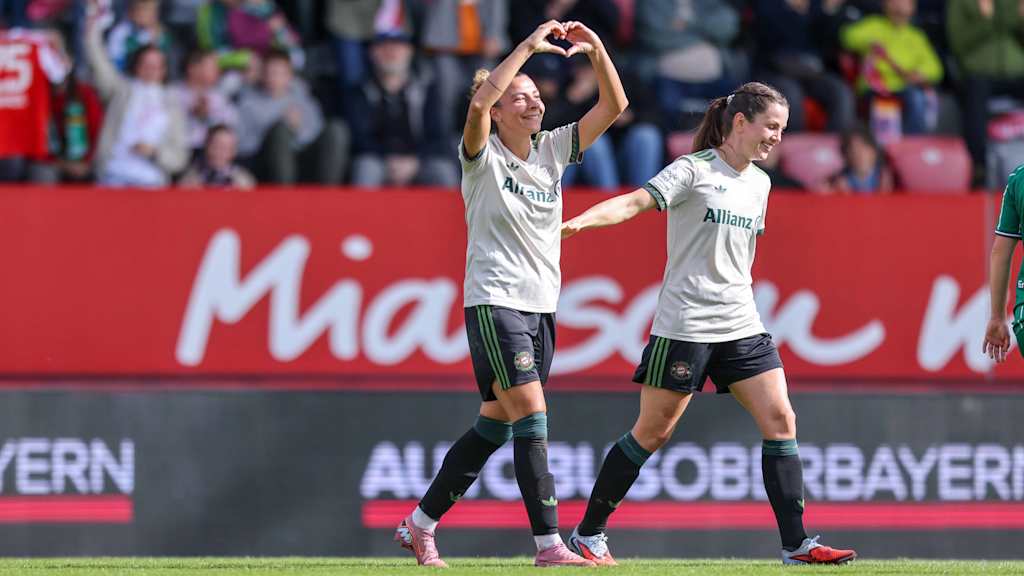 Arianna Caruso macht mit den Händen ein Herz Richtung Tribüne nach ihrem Tor.