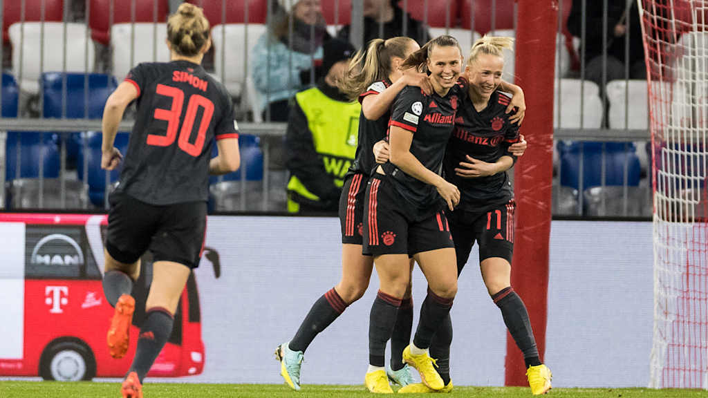 Klara Bühl und Lea Schüller bejubeln ein Tor im Duell mit dem FC Barcelona.