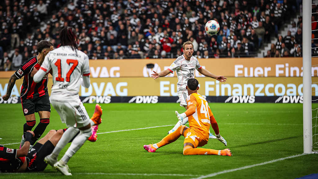 Strafraumszene mit Harry Kane während des Gastspiels des FC Bayern bei Eintracht Frankfurt