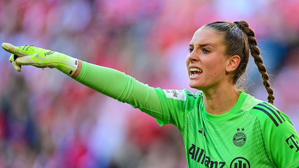 Ena Mahmutovic gibt Komandos während des Bundesliga-Eröffnungsspiels in der Allianz Arena.