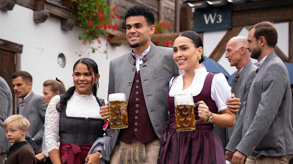 El jugador profesional del FC Bayern Luis Díaz en la Käfer Wiesn-Schänke de nuestro socio Paulaner en el Oktoberfest.
