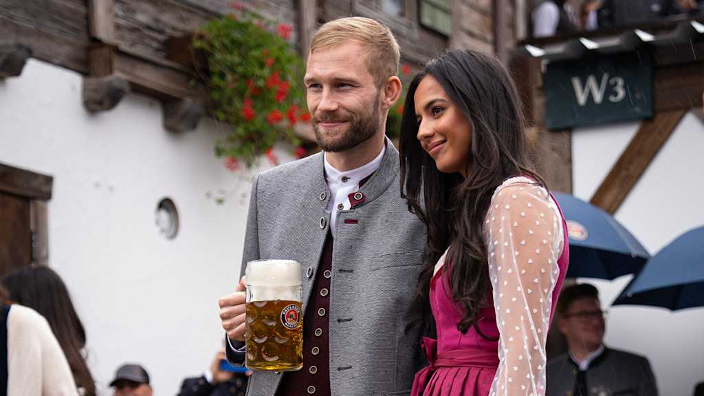 FC Bayern-Profi Konrad Laimer in der Käfer Wiesn-Schänke von Partner Paulaner auf dem Oktoberfest