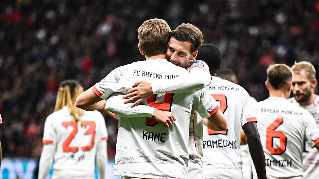 Harry Kane y Leon Goretzka celebran durante el partido del FC Bayern contra el Eintracht Frankfurt.