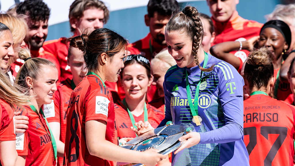 Ena Mahmutovic mit der Meisterschale in der Hand am FC Bayern Campus.