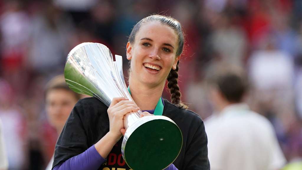 Ena Mahmutovic trägt den DFB-Pokal nach dem gewonnenen Endspiel gegen Werder Bremen.